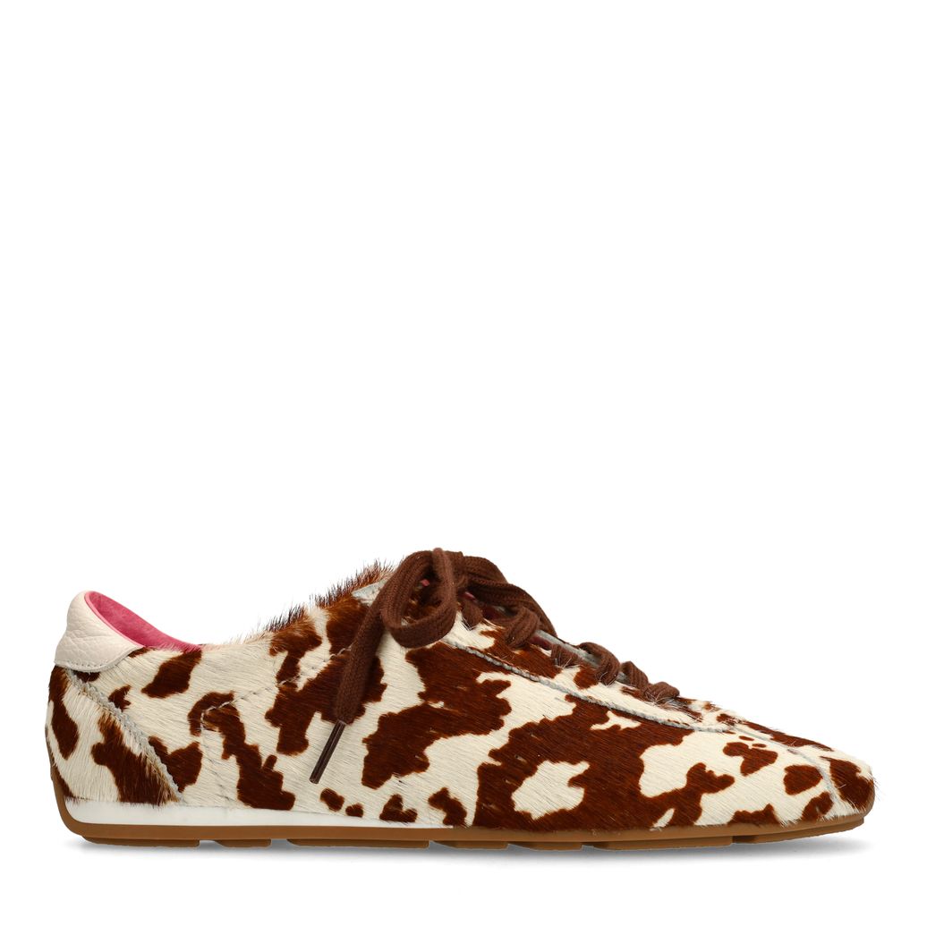 Cow-Print-Sneaker mit rosa Schnürsenkeln