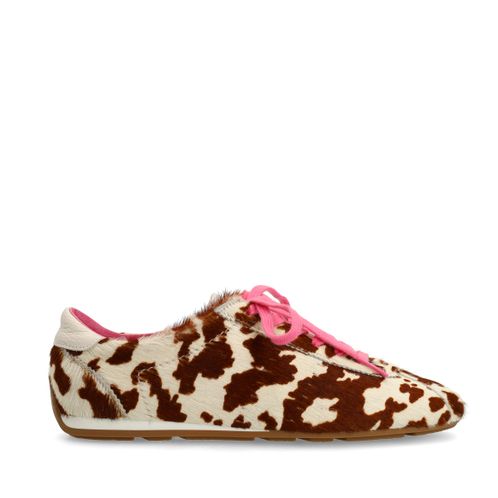 Cow-Print-Sneaker mit rosa Schnürsenkeln