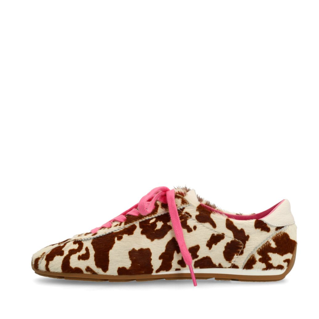 Cow-Print-Sneaker mit rosa Schnürsenkeln