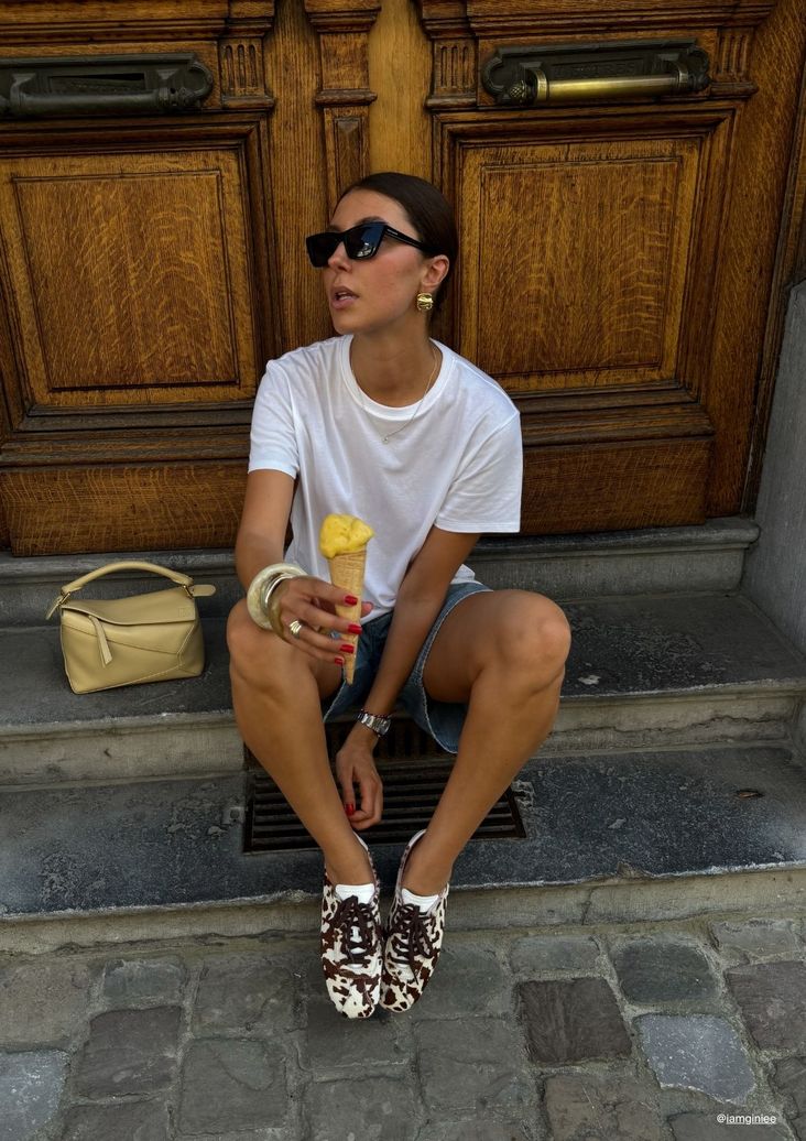 Cow-Print-Sneaker mit rosa Schnürsenkeln