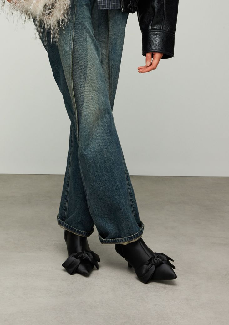 Schwarze Absatz-Stiefeletten mit Schleife