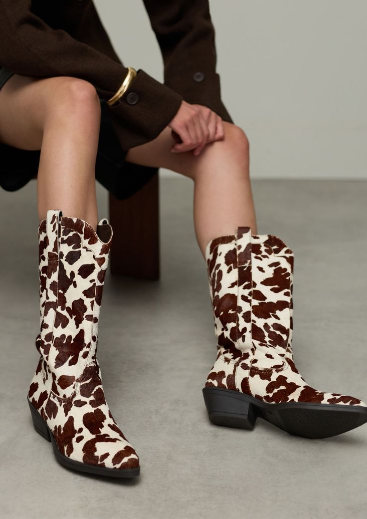 Braune Cowboystiefel mit Kuhmuster