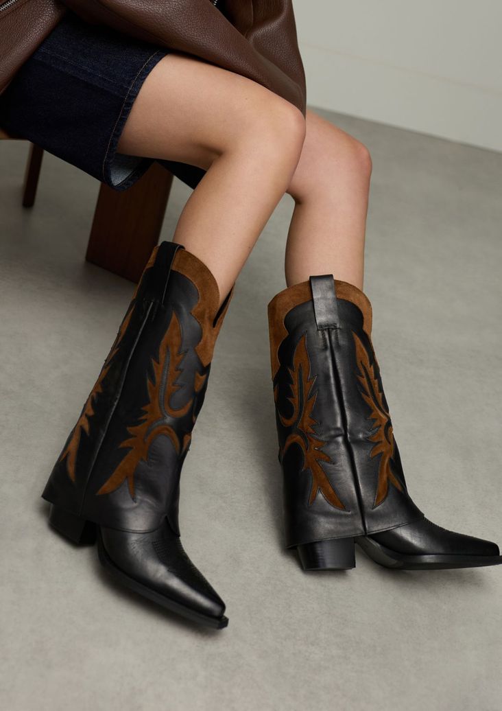 Schwarze Leder-Cowboystiefel mit braunen Veloursleder-Details