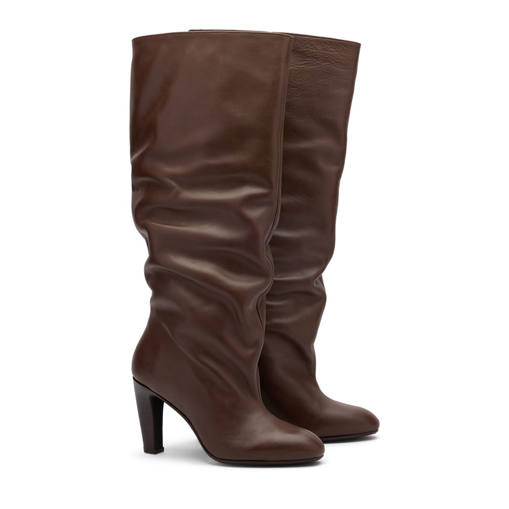 Braune Lederstiefel mit weitem Schaft