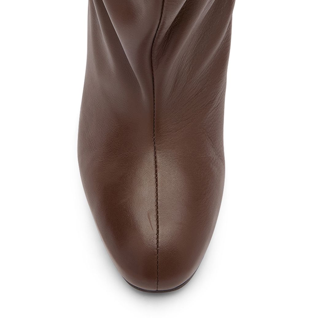 Braune Lederstiefel mit weitem Schaft