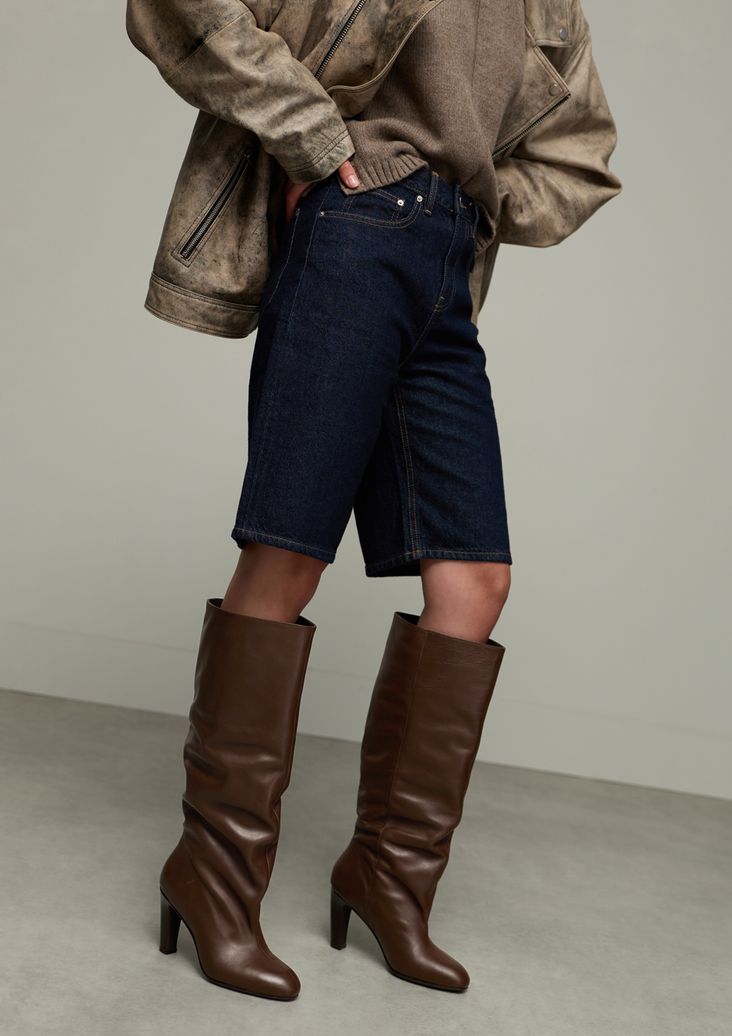Braune Lederstiefel mit weitem Schaft