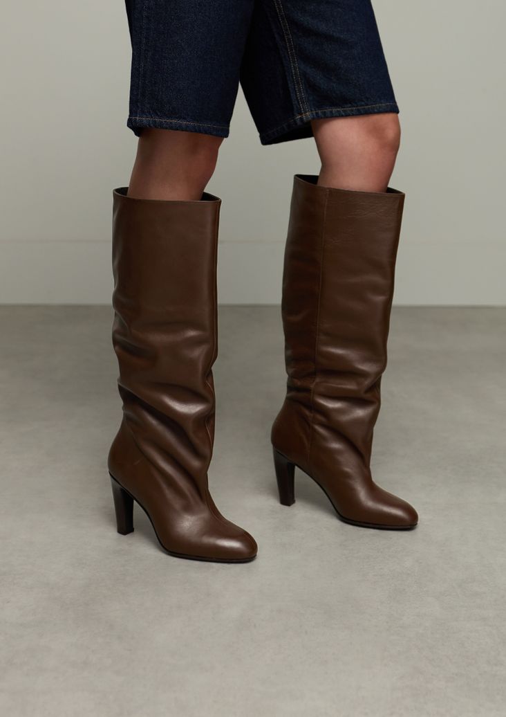 Braune Lederstiefel mit weitem Schaft