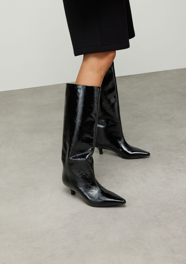 Zwarte hoge lakleren laarzen met kitten heel