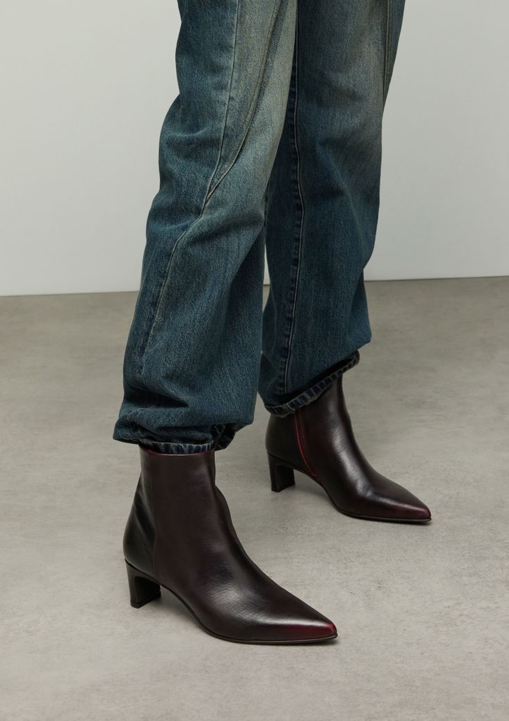 Bordeauxrote Lederstiefeletten mit Absatz
