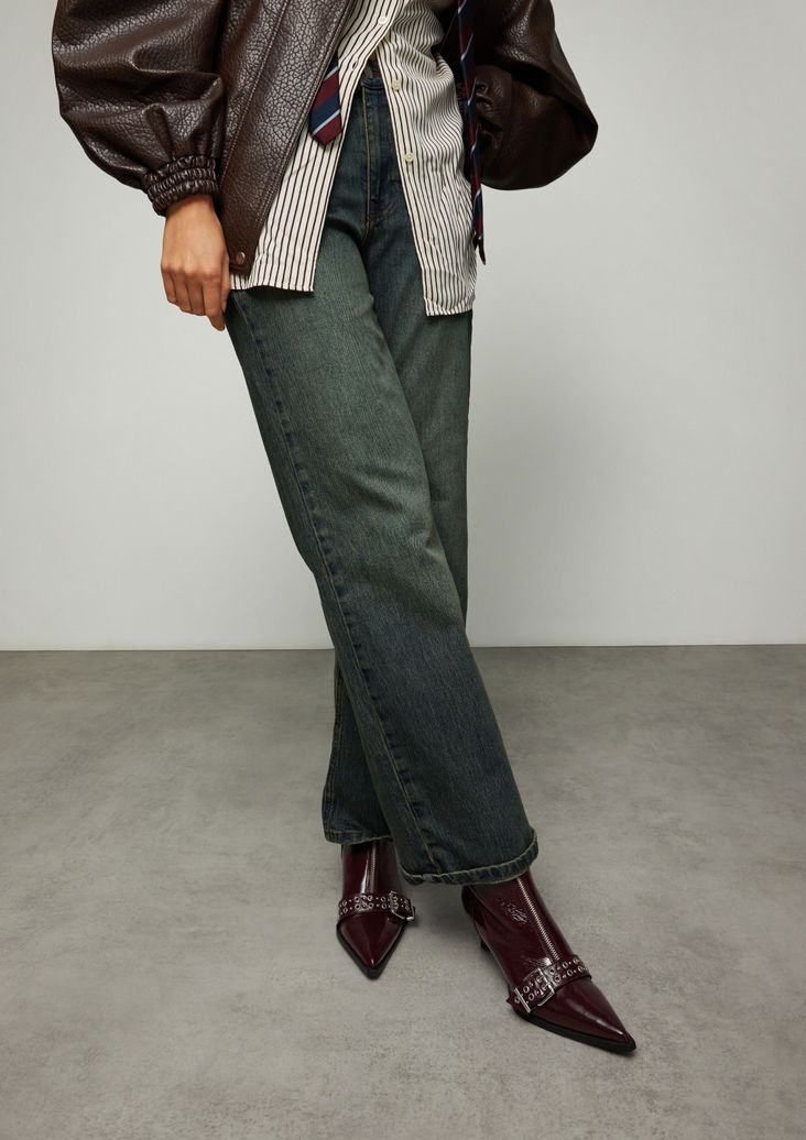 Bottines en cuir verni avec boucles - rouge