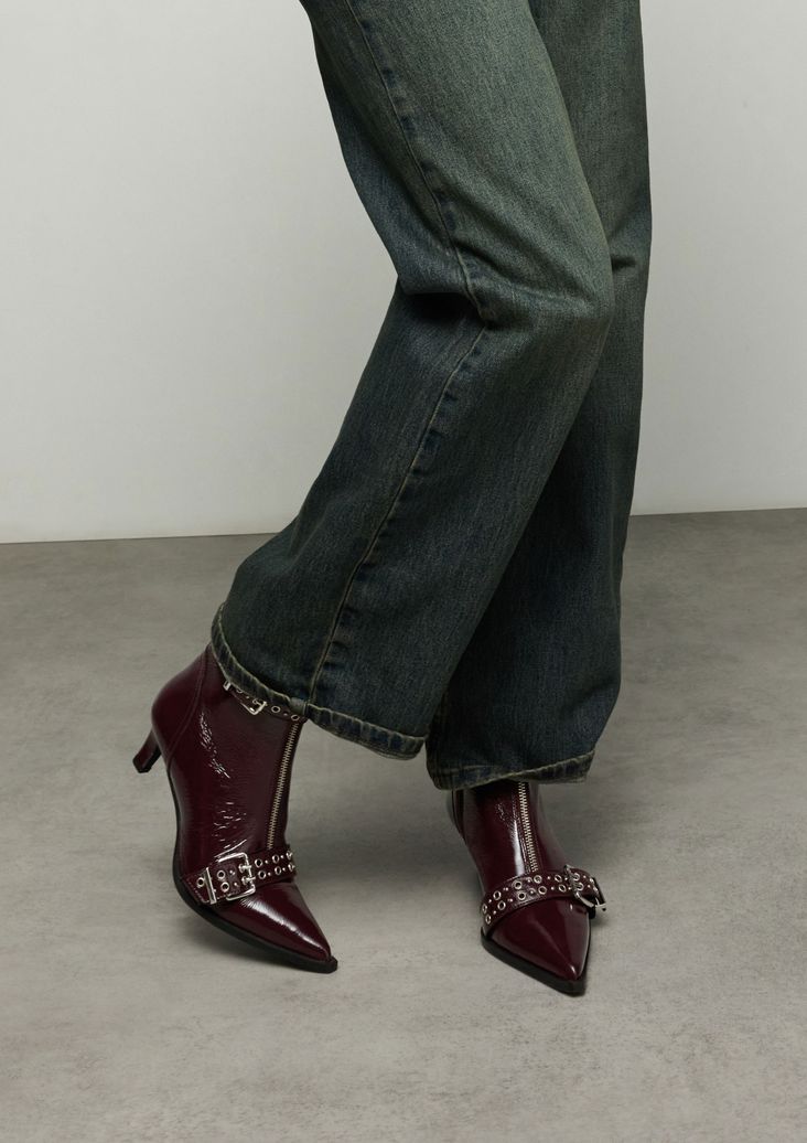 Bottines en cuir verni avec boucles - rouge