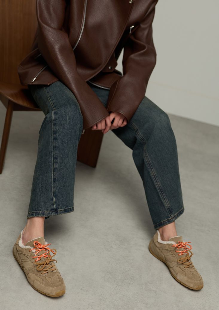Bruine suède sneakers met dubbele veters