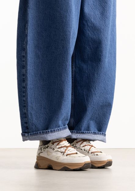 Witte sneakers met snake details