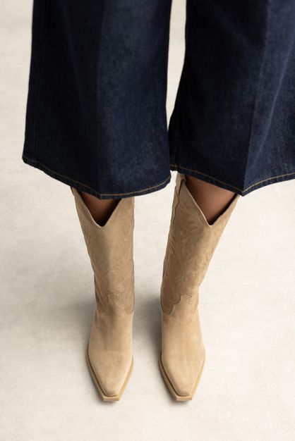 Beigefarbene Veloursleder-Cowboystiefel mit Stickerei
