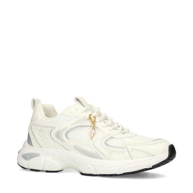 Weiße Sneaker mit silberfarbenen Details