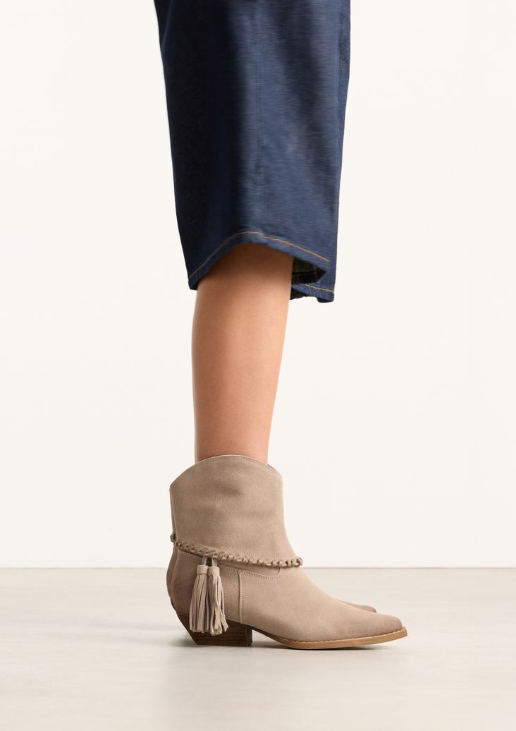 Beigefarbene Cowboystiefeletten aus Leder