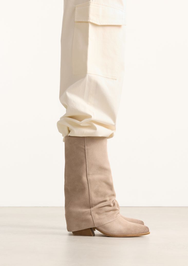 Beigefarbene Veloursleder-Stiefel mit Umschlag