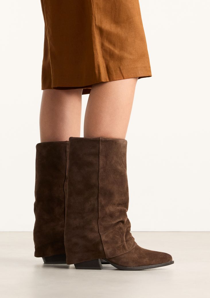 Braune Veloursleder-Stiefel mit Umschlag