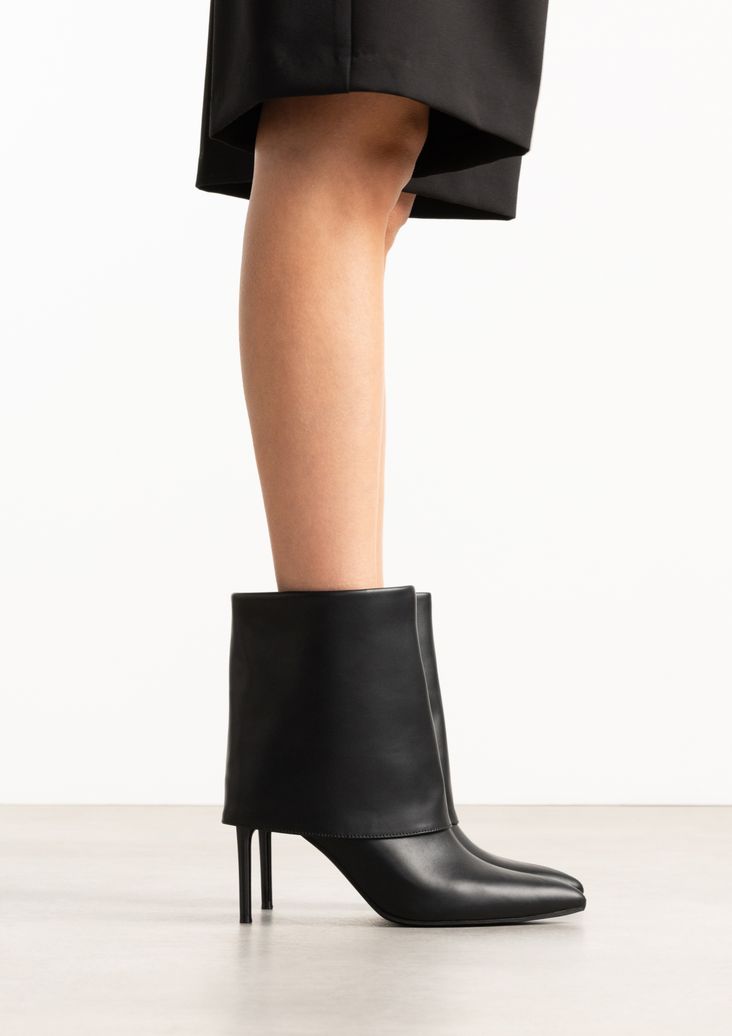 Schwarze Stiefeletten mit Umschlag und Absatz