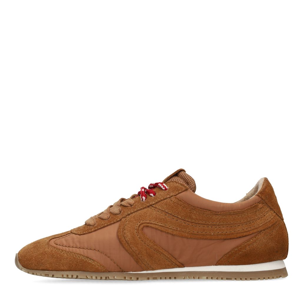 Cognacfarbene Sneaker mit doppelter Schnürung