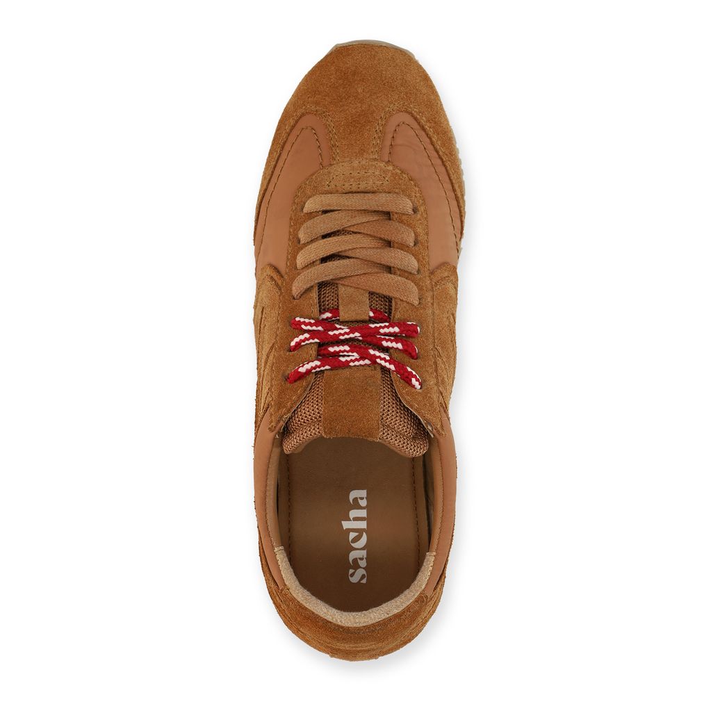 Cognacfarbene Sneaker mit doppelter Schnürung