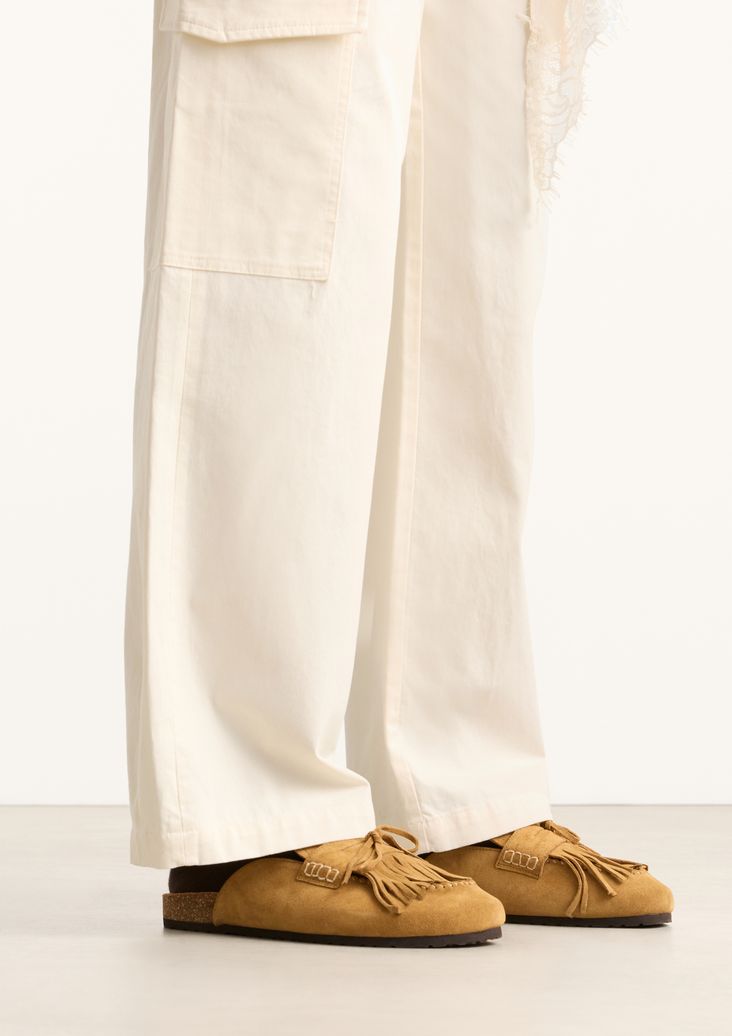 Beigefarbene Veloursleder-Clogs mit Fransen