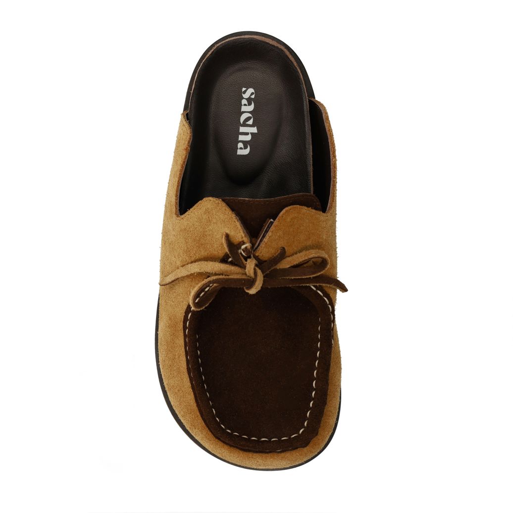 Beigefarbene Veloursleder-Clogs mit braunen Details