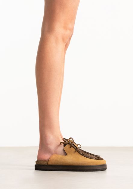 Beigefarbene Veloursleder-Clogs mit braunen Details