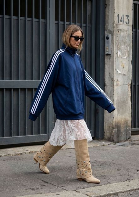 Bottes en daim avec rabat et clous - beige