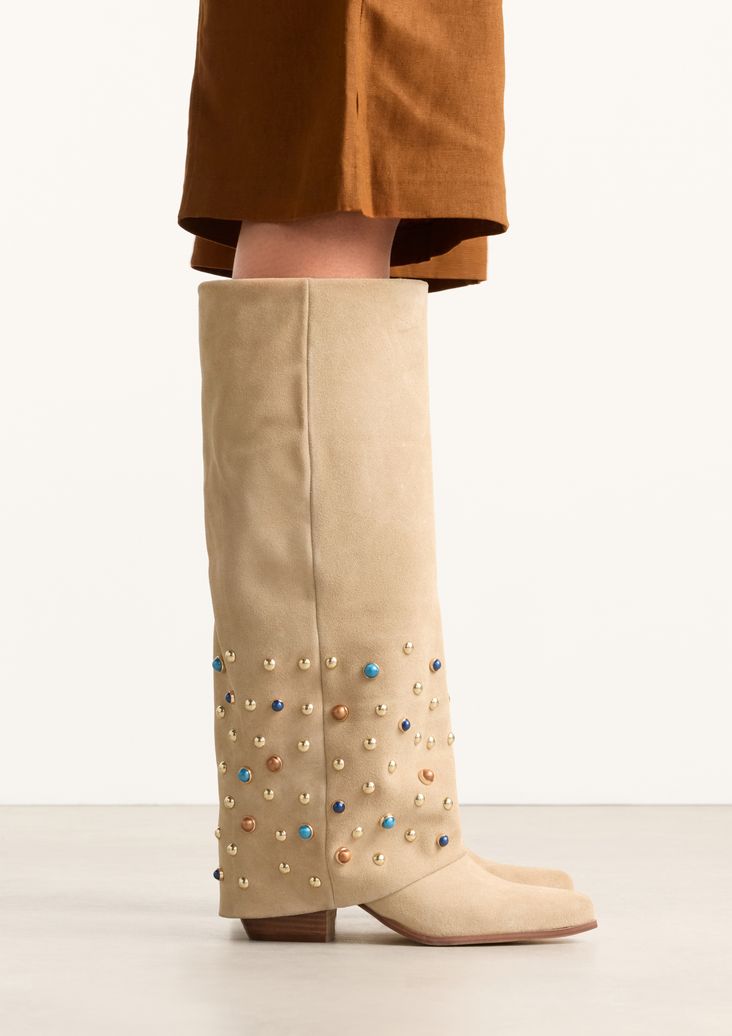 Beigefarbene Veloursleder-Stiefel mit Umschlag und Nieten