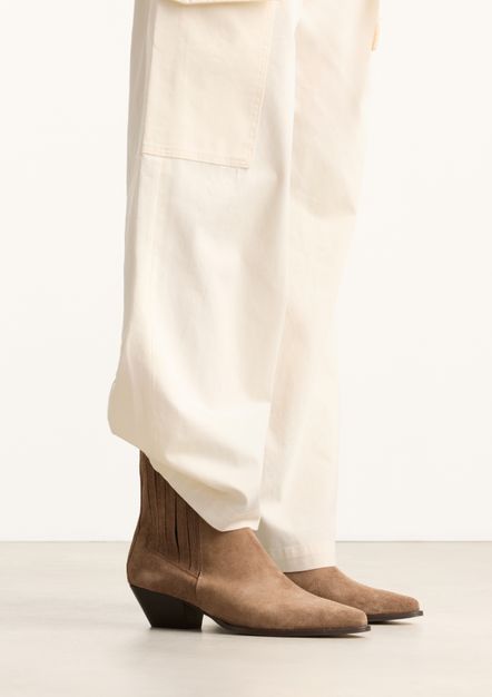 Braune Cowboystiefeletten aus Veloursleder