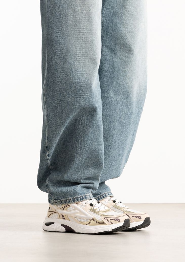 Witte sneakers met zwarte details