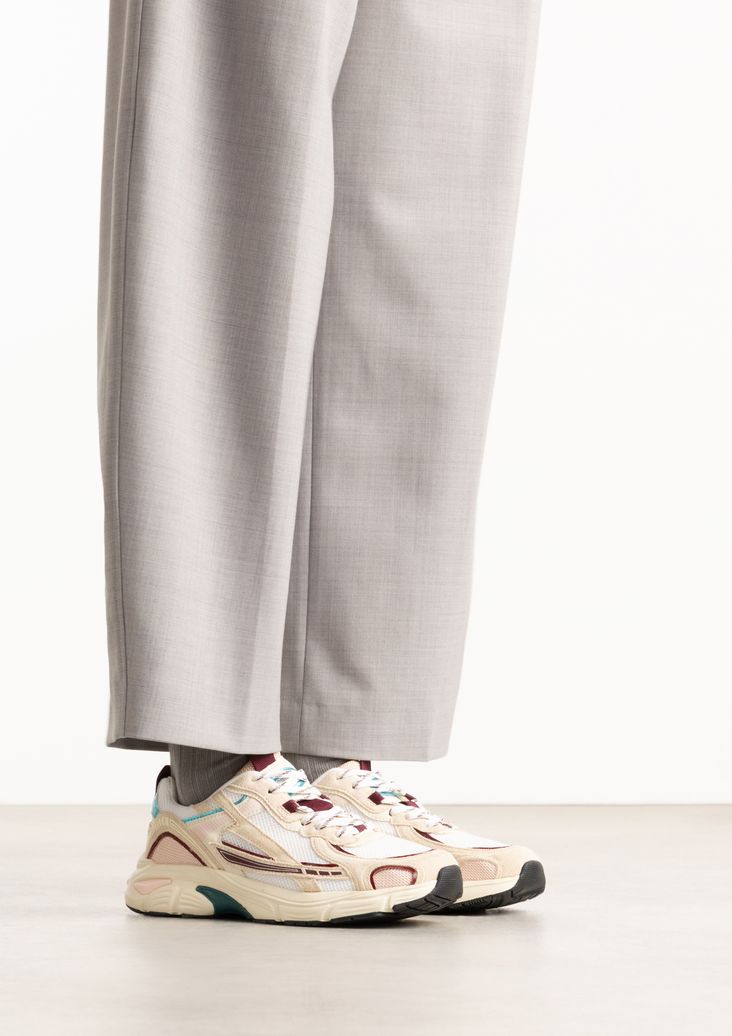 Weiße Sneaker mit farbigen Details