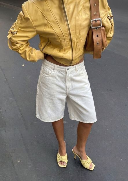 Gele muiltjes met hak en knoop detail