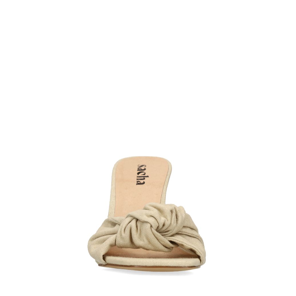 Beige muiltjes met hak en knoop detail