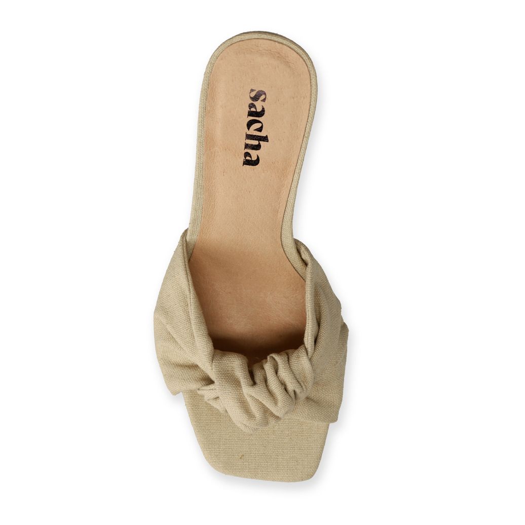 Beige muiltjes met hak en knoop detail