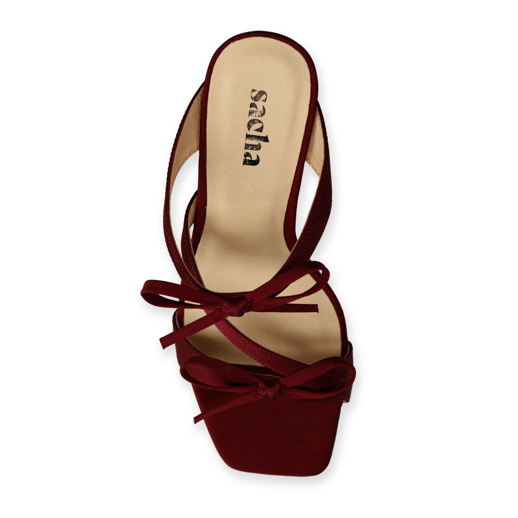 Bordeaux rode sandalen met hak en strikjes