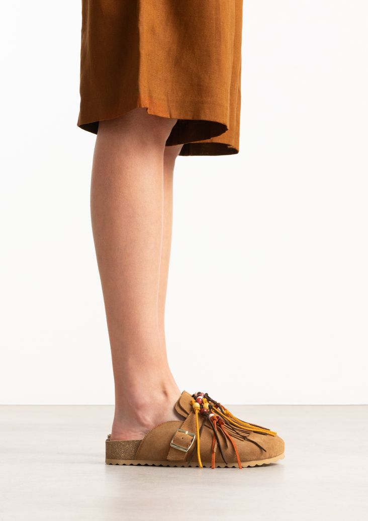 Cognacfarbene Veloursleder-Clogs mit Fransen