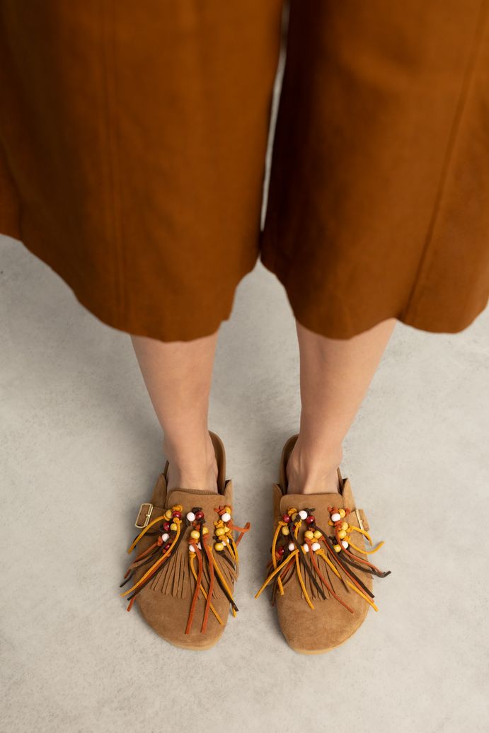 Cognac suède clogs met franjes