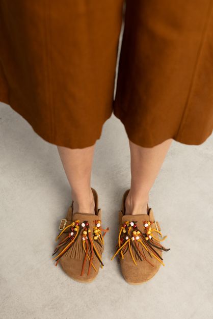 Sabots en daim avec franges - cognac