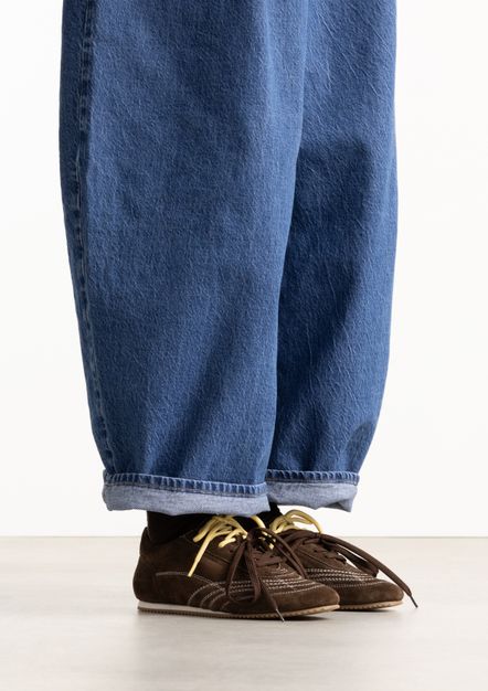 Donkerbruine suède sneakers met dubbele veters