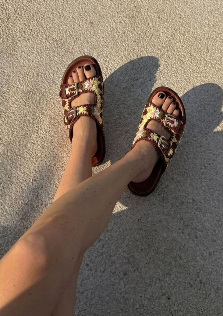 Rote Ledersandalen mit goldfarbenen Schnallen
