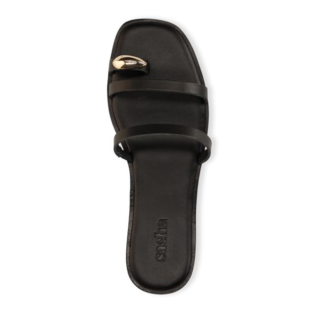 Schwarze Ledersandalen mit goldfarbenem Detail
