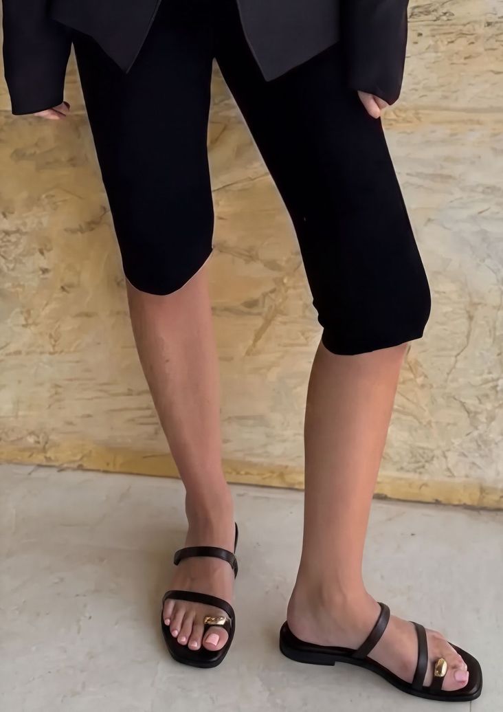 Schwarze Ledersandalen mit goldfarbenem Detail