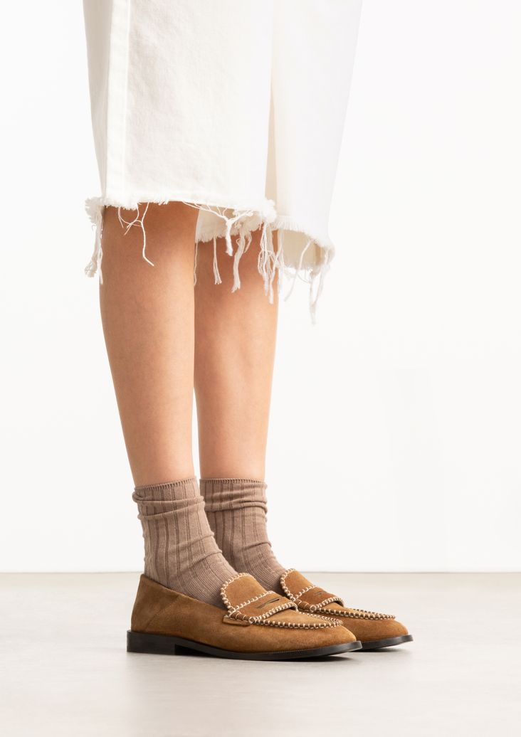 Cognac suède loafers met gestikte details