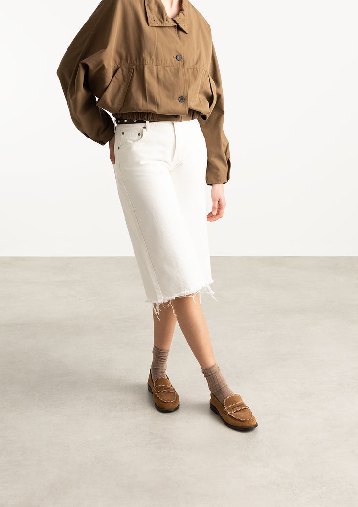 Cognac suède loafers met gestikte details