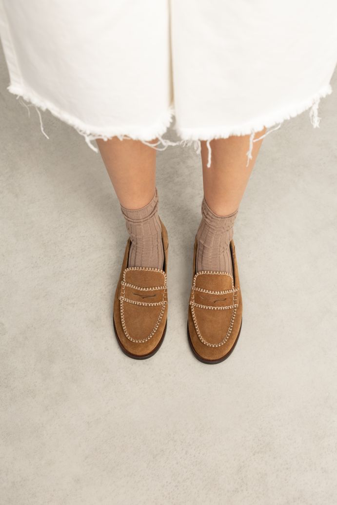 Cognac suède loafers met gestikte details
