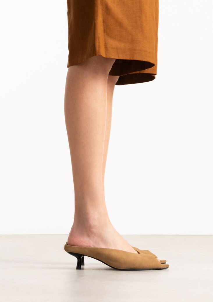 Taupefarbene Veloursleder-Mules mit Absatz