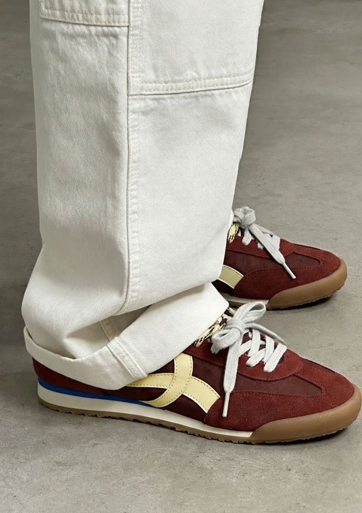 Bordeauxrote Veloursleder-Sneaker mit zwei Schnürungen