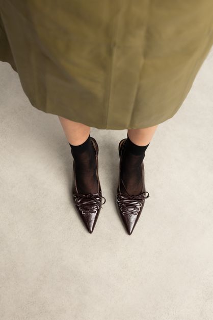 Bordeauxrote Slingbackpumps mit Schnürung
